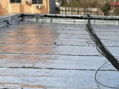 辽宁卫生间漏水维修公司分享下辽宁屋面楼顶防水刚性防水层施工要点。